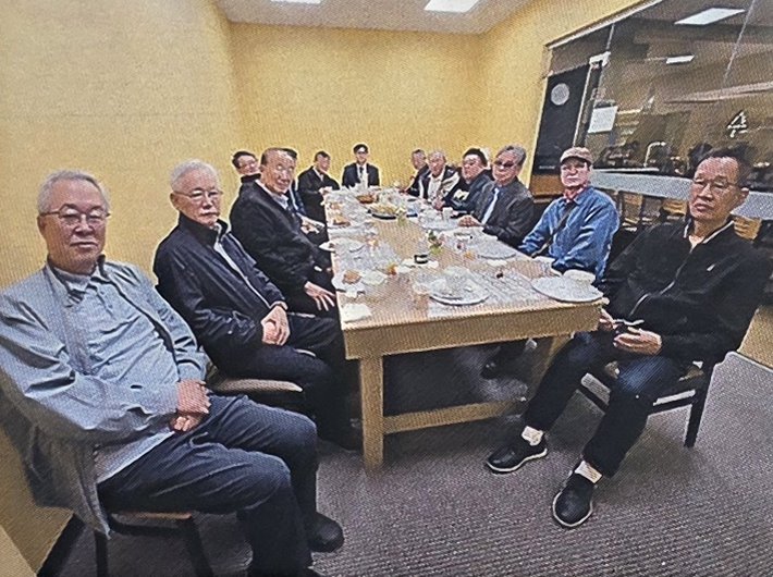 세계십자가선교회 방문 중 함께 식사하는 장로들 / Elders sharing a meal during a visit with World Cross Mission